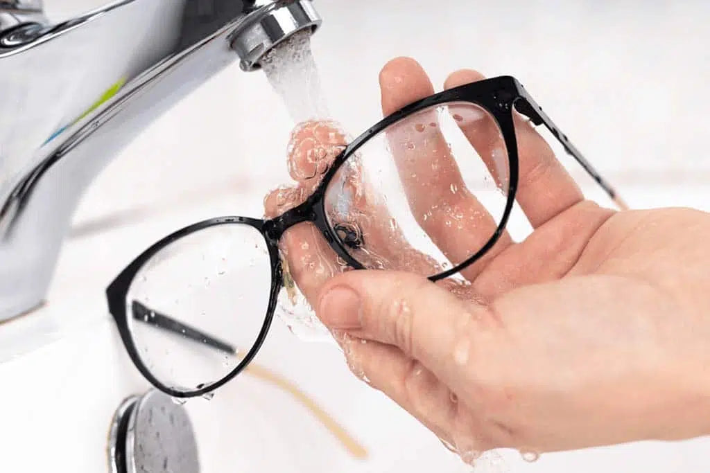 cómo limpiar las gafas para que no se rayen