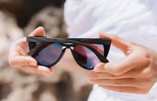 ¿Qué es el tono residual en lentes fotocromáticas?